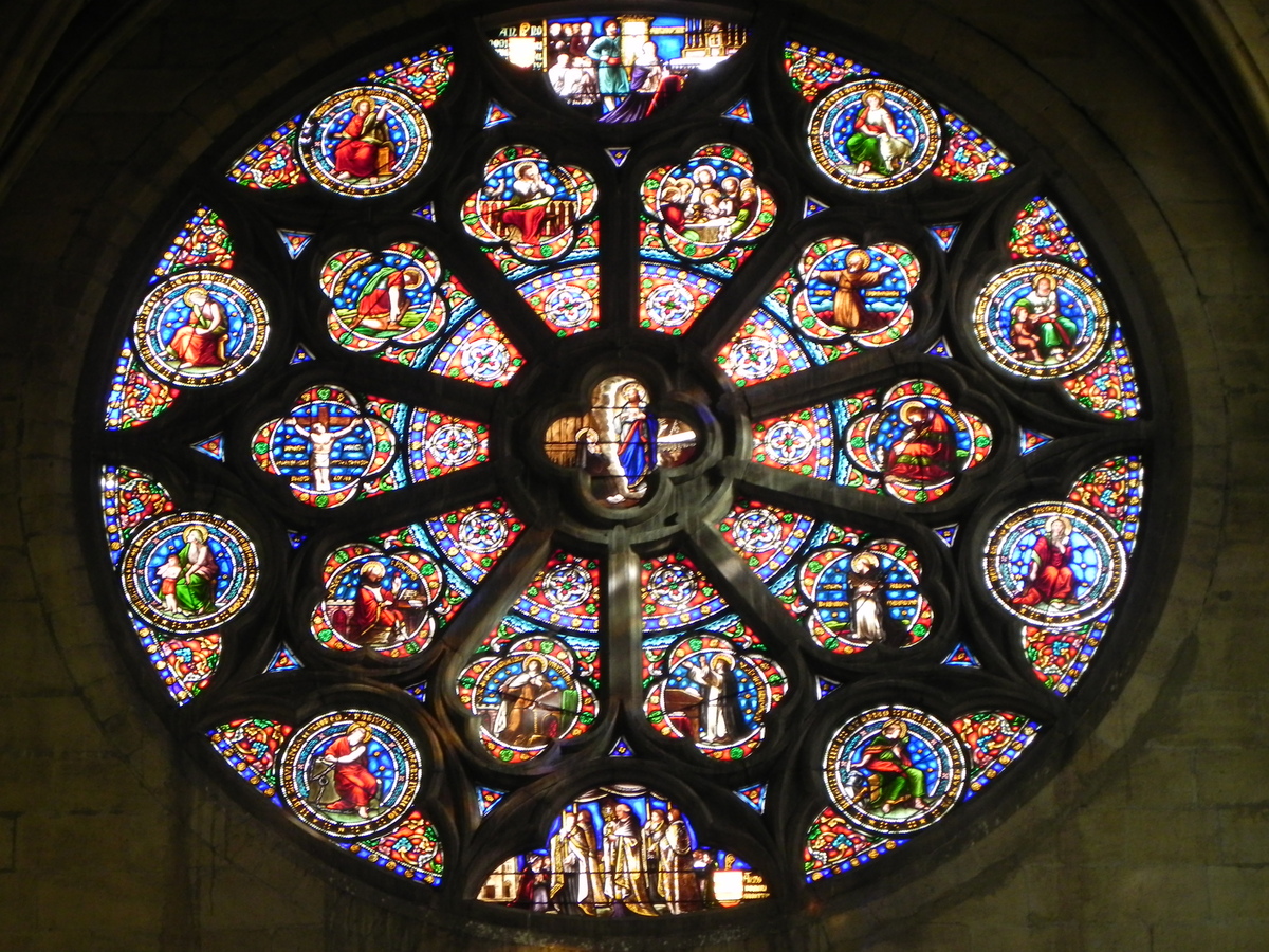 Rosaces dans la cathédrale de Moulin 