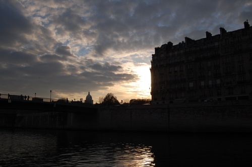 Les quais de Seine... coucher de soleil derriere Notre Dame
