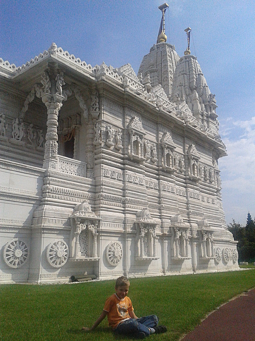 Temple Jaïn de Wilrijk au Sud D'Anvers, tout de marbre blanc...