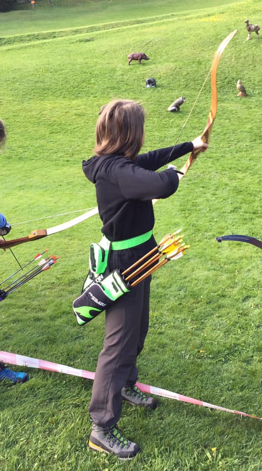 L’image contient peut-être : une personne ou plus, personnes debout, personnes qui pratiquent un sport, herbe, plein air et nature