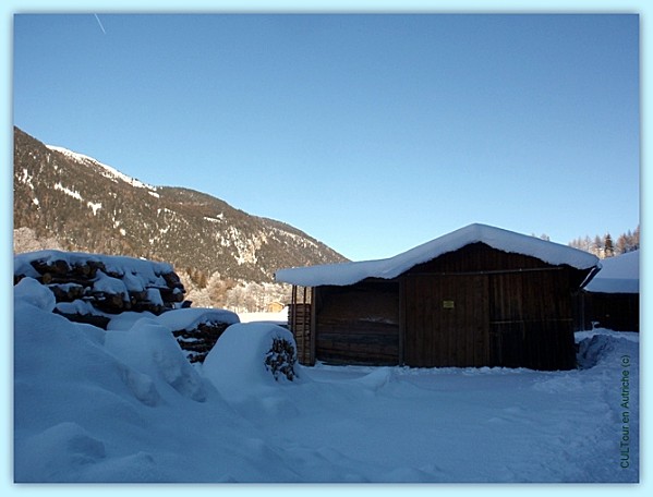 Etable-sous-la-neige-au-Tyrol.JPG