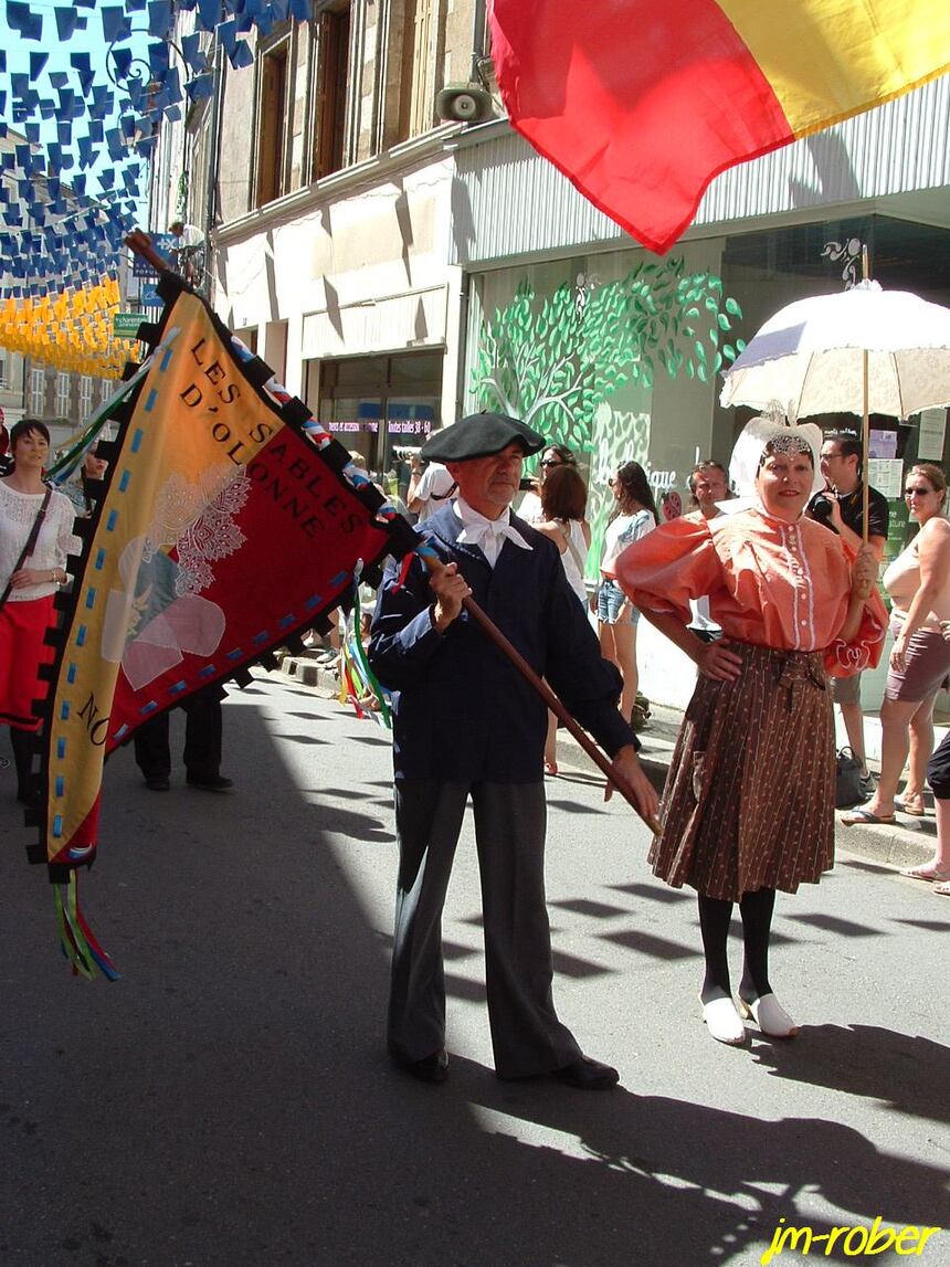Le 56ème Festival de Confolens « ville en fête » ce jeudi 15Août 2013, un carnet de voyage avec tous les groupes folkloriques.