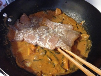 Kæng mạs̄mạ̀n (แกงมัสมั่น) - Curry Massaman à la pâte de tamarin avec poulet mariné, fruits & légumes variés