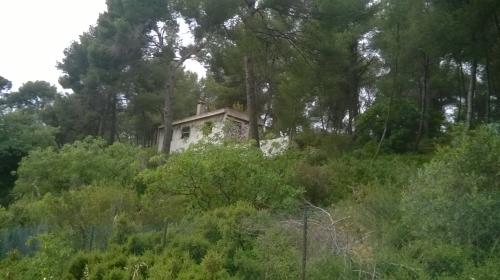 CABANON BUNKER EN SURPLOMB DES VOIES AUTOROUTIERES PENNES MIRABEAU