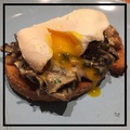 Tartine de champignons des bois persillé et oeuf poché