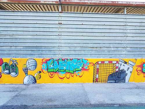 Stage graff réalisation par les jeunes d'une oeuvre sur le mur des tribunes du stade de Tarascon apprentissage à la mise en place de projet par les jeunes du pole jeunesse de Tarascon (13) nov 2016