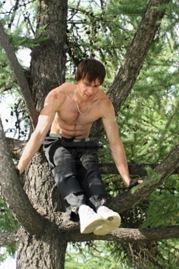 7292183-young-muscular-man-is-doing-a-workout-in-the-city-park--summertime
