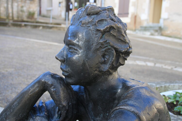 statue face au donjon de Gouzon