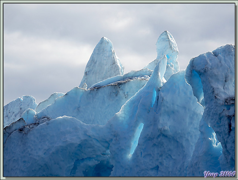 Encore l'iceberg "aux néons" vu d'une autre place, ce qui change les couleurs perçues - Baie de Disko - Groenland