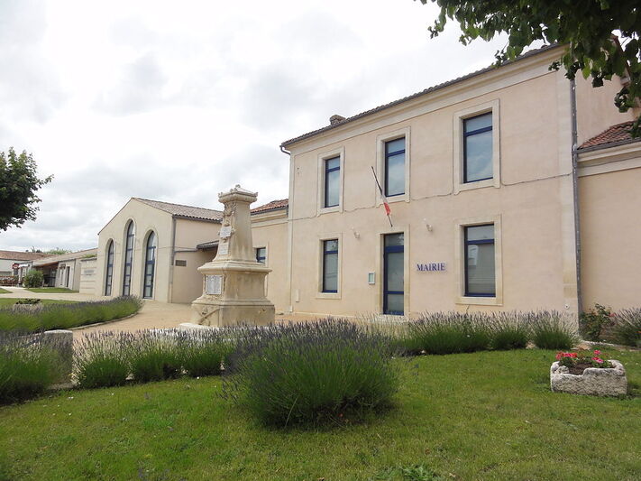 Mazeray (Charente-Maritime) mairie, monument aux morts, salle polyvalente.JPG