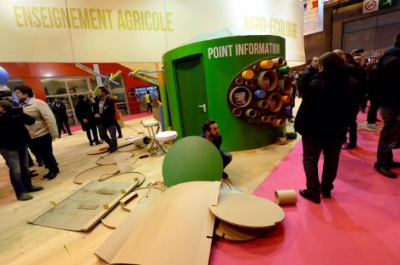 Des heurts ont éclaté ce samedi matin au Salon de l'Agriculture à Paris, où des manifestants ont totalement démonté le stand du ministère de l'Agriculture.