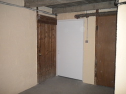 Pose porte couloir caves immeuble interieur