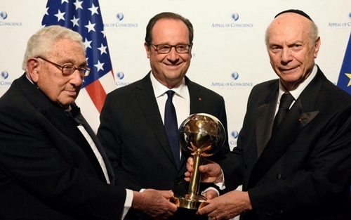 François Hollande reçoit le "prix de l'homme d'Etat" de l'année 2016
