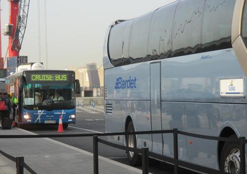 Le bus bleu du port à Barcelone