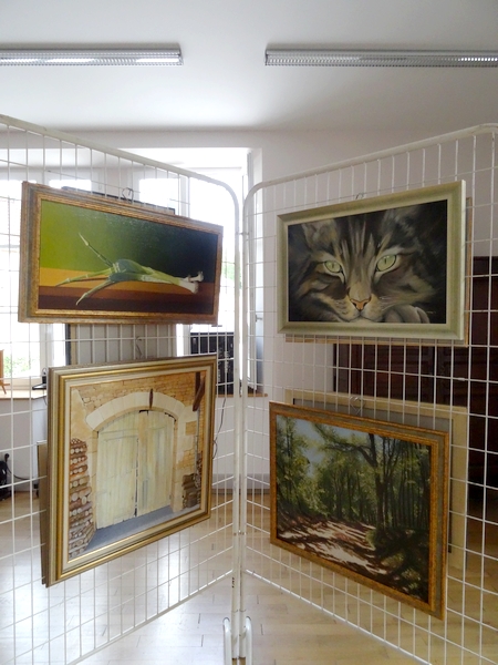 Quelques peintures d'Emma Koens exposées à la Mairie de Rochefort lors du vide-greniers