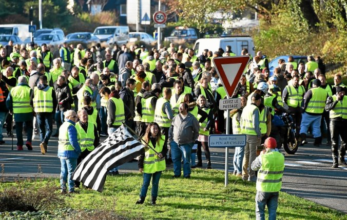 La première manifestation brestoise des gilets jaunes, le 17 novembre 2018, sur le rond-point de Penn ar C’hleuz.