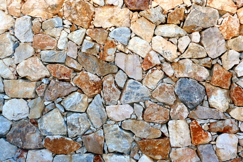 Des pierres qui décorent un mur 