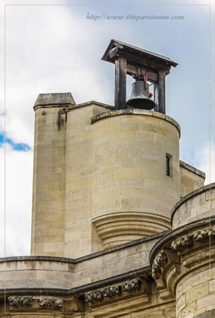 La cloche de l'horloge de Charles V sur le châtelet du donjon