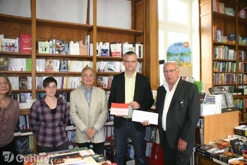 Photo de l'Echo pour la remise du chèque pour Vaincre la Muco juin 2012