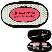 http://pmcdn.priceminister.com/photo/etui-a-manucure-garnie-vernie-miss-chic-rose-noir-kit-trousse-5-accessoires-pince-a-epiler-ciseau-lime-a-ongles-cure-ongles-coupe-ongles-idee-cadeau-original-pour-femme-dlp-derriere-la-porte-995832614_ML.jpg