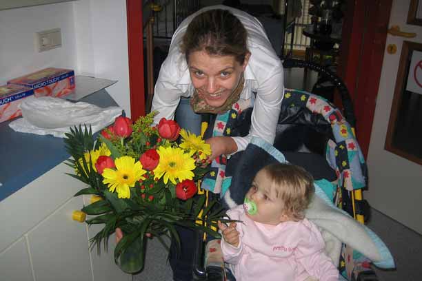 Bouquet de fleurs offert pour la fête des mères à une maman en compagnie de son enfant, avec tulipes rouges et pas-d'âne