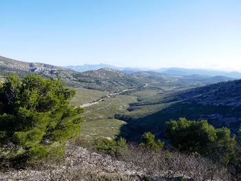 Et à gauche, tout au fond, la Sainte-Baume