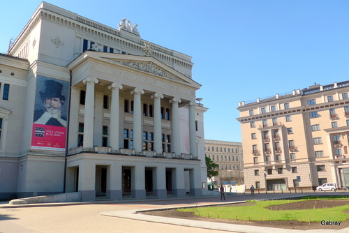 Riga ( Lettonie) : le parc et le palais de justice ... n 2