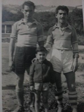Bachta Anwar tout petit avec son père  debout a droite