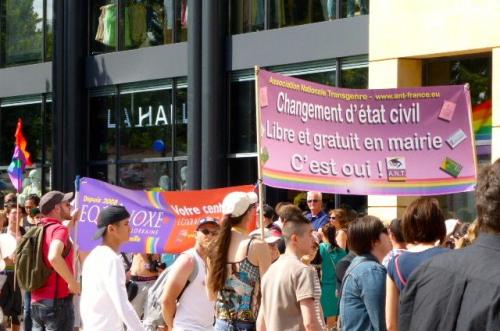 Gay pride dans les rues commerçantes de Metz