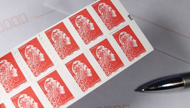 La Poste va revoir au 1er janvier 2023 la gamme des services postaux de base. Le timbre rouge n'existera plus l'année prochaine.