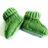Chaussons bébé verts "Courgettes" en acrylique et laine 16€