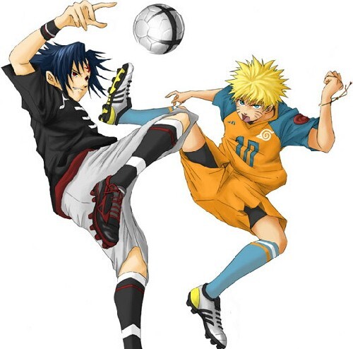 Naruto et Sasuke jouant au football