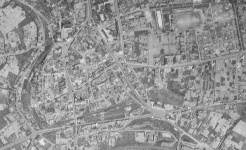 Montdidier - Centre-ville en 1955, l'Église St-Pierre en h., l'Hôpital à dr., l'Hôtel de Ville au c., l'Église St-Sépulcre en b. (remonterletemps.ign.fr)