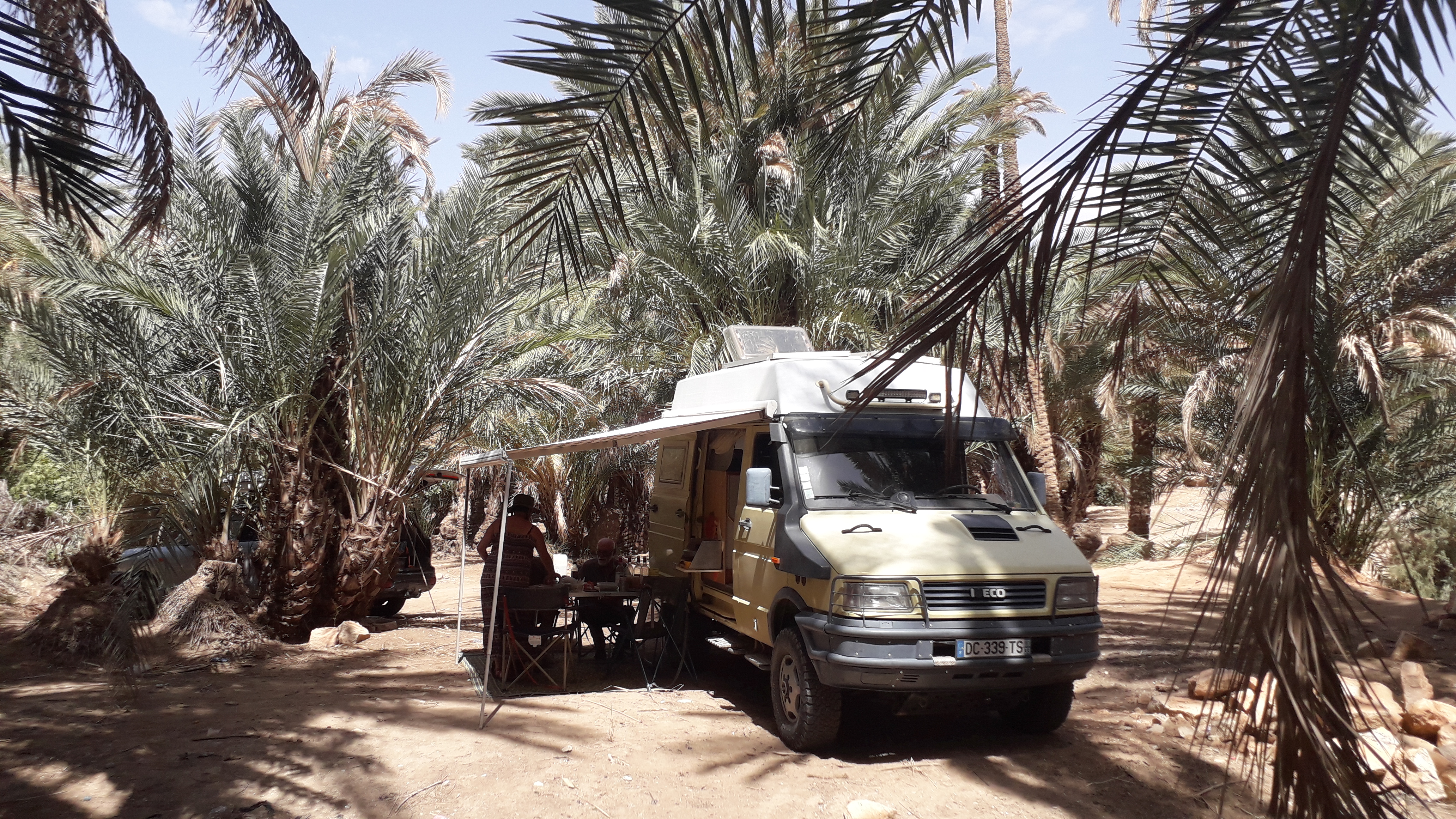 Pause repas dans l'oasis de Meski