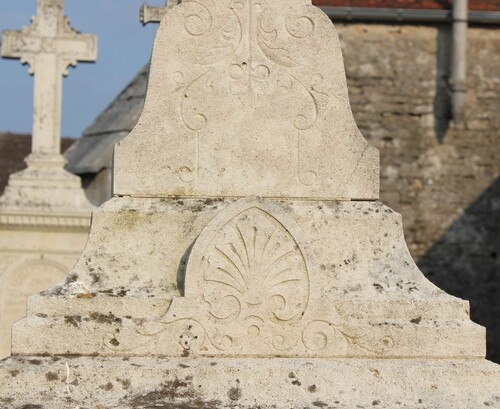 Sculptures de tombes au cimetière de Montliot..
