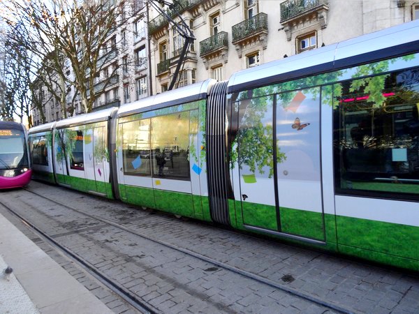 Durant la COP21, un tram de Dijon a pris de belles couleurs...