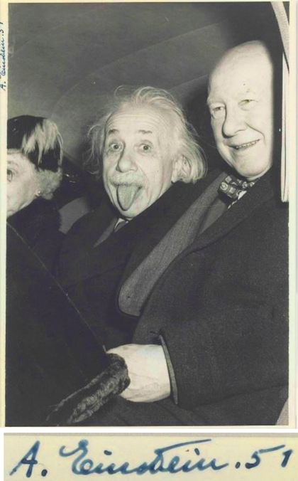 Albert Einstein dans sa soixante-douzième année (photographie prise par Arthur Sasse le 14 mars 1951).