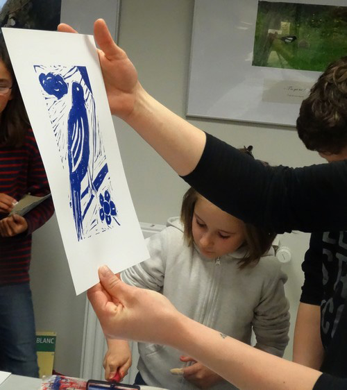 L'atelier de linogravure de May Angeli, proposé, lors de la "Journée de l'Ecrit", par la Biblothèque Municipale et le Musée du Pays Châtillonnais-Trésor de Vix...