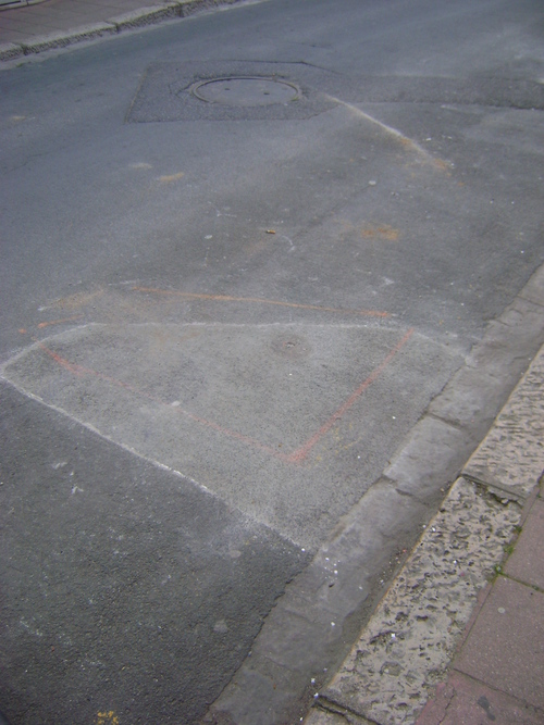 « Quand vous aurez fini de me coiffer, j’aurai fini de vous haïr »* (ou, règlement de comptes dans la rue des Huiliers)