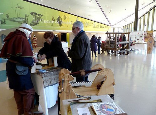 Présentation du tissage aux galons à l'Historial de Vendée le 25 février 2018