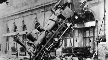 Une locomotive défonçait la gare Montparnasse