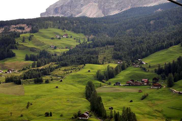 Trek dans les Dolomites : montagne face au village de La Villa