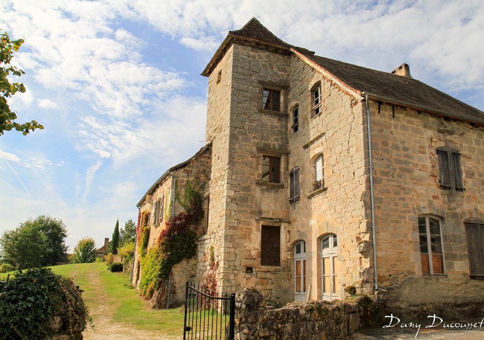 Maison noble avec sa tour carrée