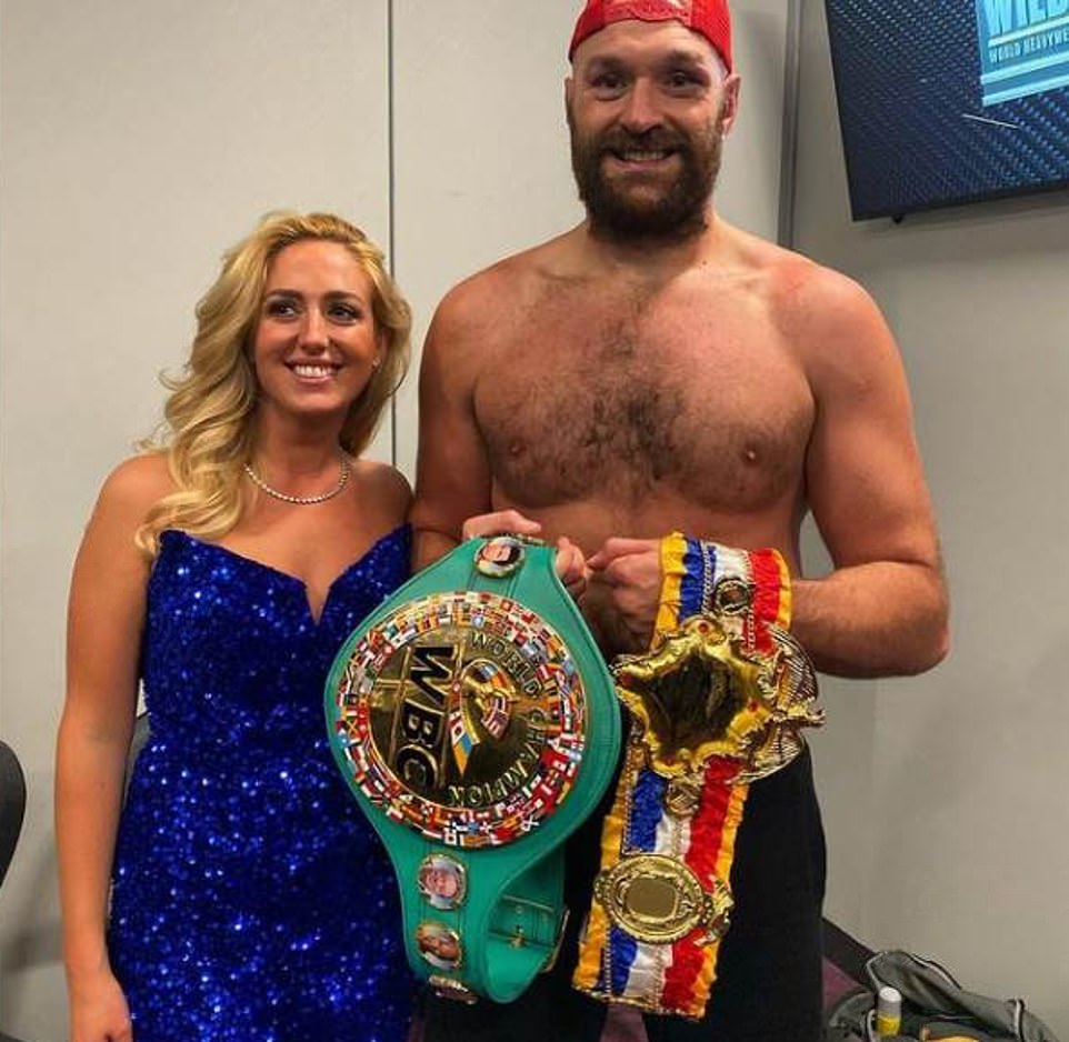 Champion: Fury, 33 ans, rayonne pour la caméra aux côtés de sa femme Paris après avoir battu Deontay Wilder à Las Vegas lors du combat épique de dimanche