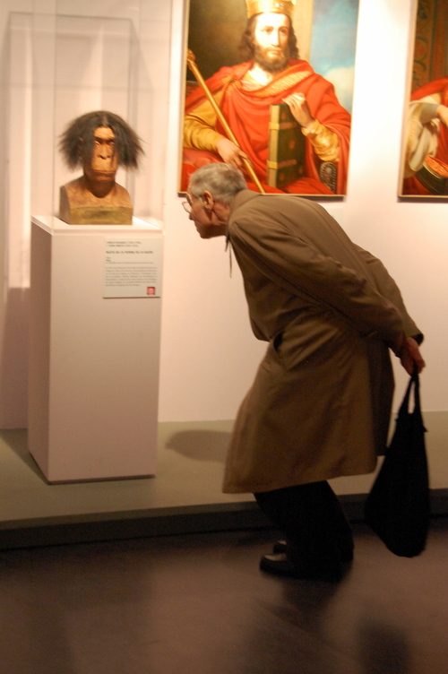 Vieil homme au musée