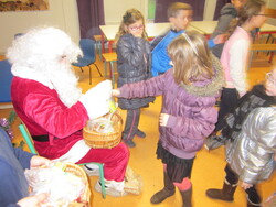 Distribution de cadeaux par le Père Noël