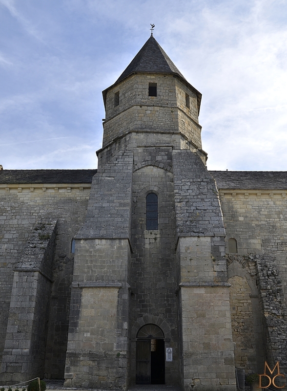 EGLISE ROMANE FORTIFIEE (19-Corréze) Saint Robert