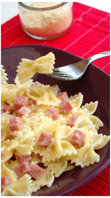 FARFALLE AU DÉS JAMBON ET À LA CRÈME