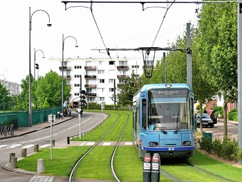 tramway-de-rouen-tramway-de-rouen-plate-forme-engazonnee