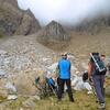 Pause au bas des éboulis, il faudra remonter le couloir de gauche